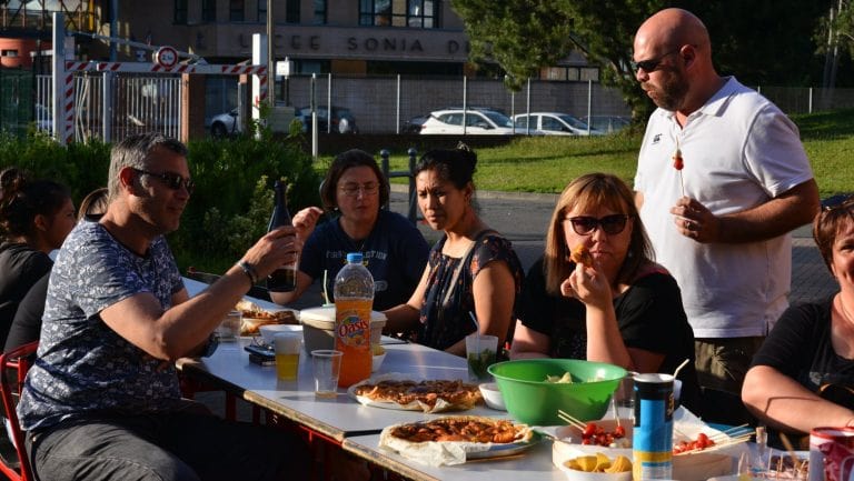 Photos Des Bénévoles Du LLMH qui mangent un barbecue